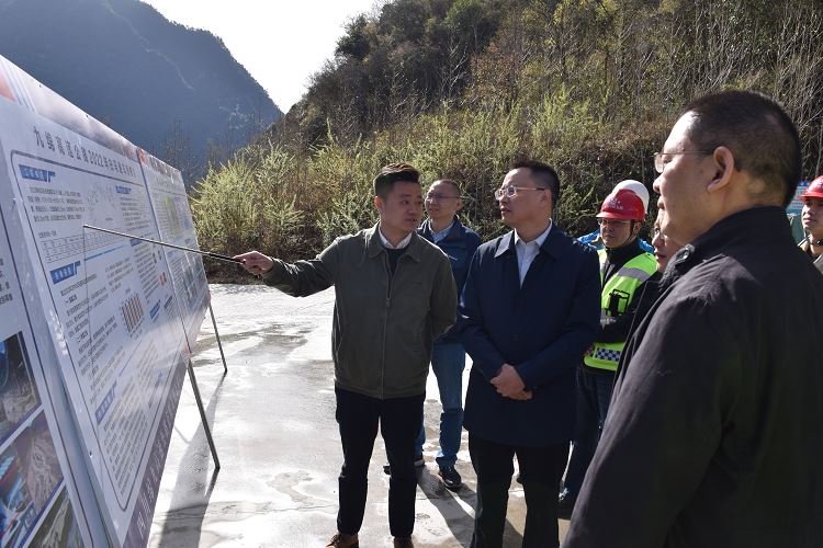 川高公司副总经理宋俊杰督导九绵高速白马段建设推进情况.png